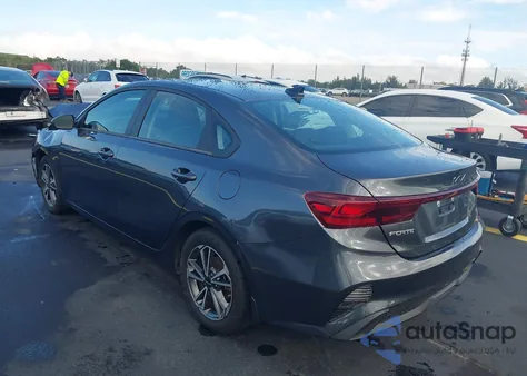 2022 Kia Forte Lxs z USA, uszkodzony, nr VIN 3KPF24AD8NE466657